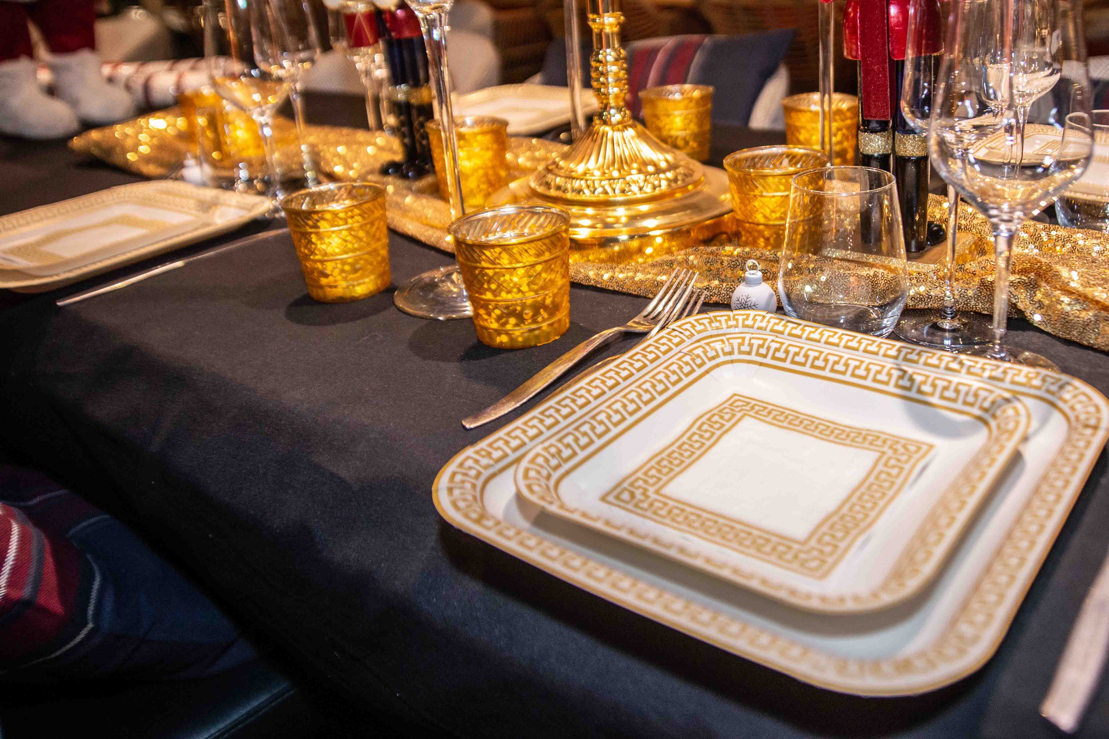 PartyBIO Greek Gold, Set di Stoviglie Monouso biodegradabili per Feste con Piatti Carta, Bicchieri Carta, Tovaglioli.